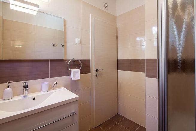 eines der Badezimmer eines der Badezimmer