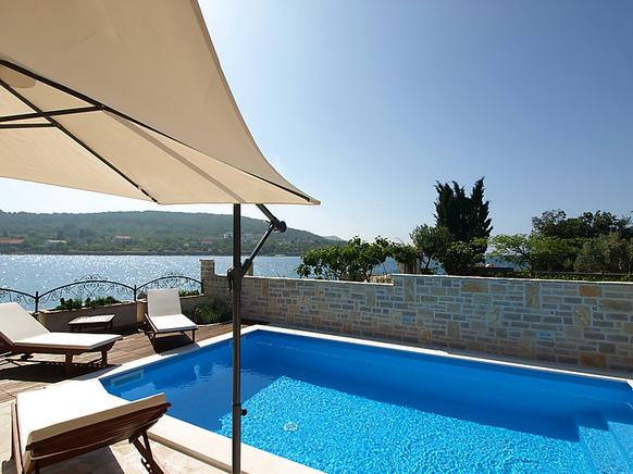 Terrasse mit Blick auf den Pool 